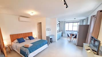 Comfort studio, 1 queensize bed met slaapbank, uitzicht op de stad, aan het strand | Gratis wifi, beddengoed