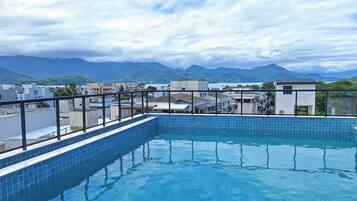 Piscina interna, piscina externa, espreguiçadeiras