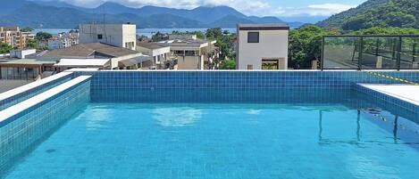 Piscine couverte, piscine extérieure, chaises longues