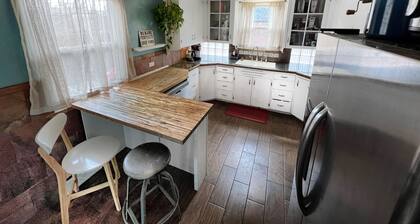 Expansive Luxury Downtown Haven Family Friendly, 4 Bedroom, 2 Bath, Fenced Yard