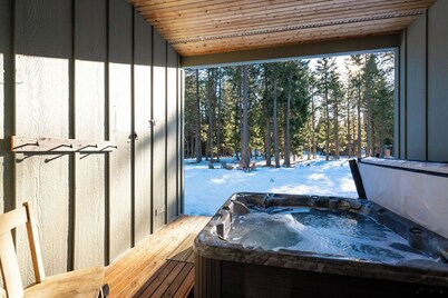 Near Suncadia! 3BR Pet-Friendly Home with Hot-Tub + Roslyn Ridge Pool Access