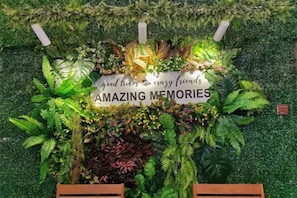 A wall decorated with various plants and a sign that reads 'good times & crazy friends AMAZING MEMORIES'. - Yussy Homestay at Afamosa Villa (Alor Gajah)