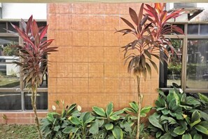 Un edificio con pared de ladrillo y ventanas.