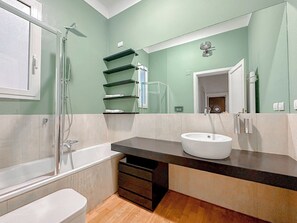 Haartrockner, Bidet, Handtücher