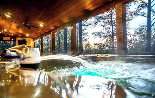 Interior - Serene mountain cabin with hot tub and 2 ensuites (Broken Bow)