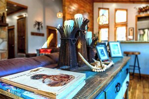 Interior - Serene mountain cabin with hot tub and 2 ensuites (Broken Bow)