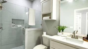 Regadera, toallas, jabón, shampoo
