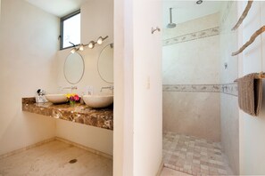 Asciugamani, sapone, shampoo, carta igienica