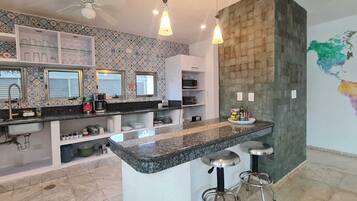 Réfrigérateur, micro-ondes, four, plaque de cuisson