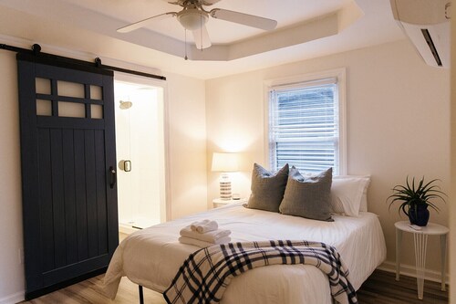 Big Blue - Stylish Studio in Downtown Lexington