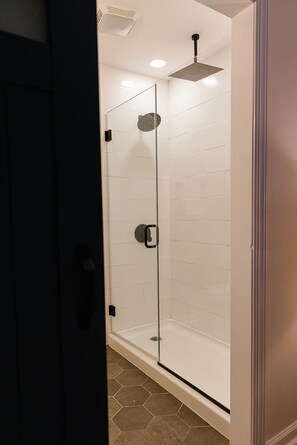 Haartrockner, Handtücher, Seife, Toilettenpapier