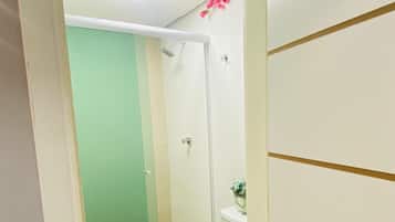 Douche, serviettes fournies, savon, papier toilette