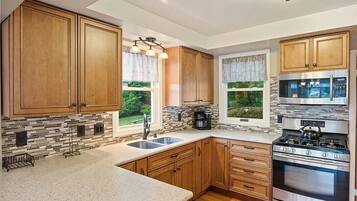 Køleskab, mikrobølgeovn, ovn, kogeplade