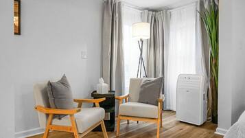 Studio Classique, 2 grands lits, non-fumeurs, coin cuisine | Coin séjour | Télévision