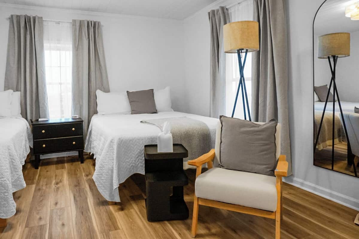 Habitación tradicional, 2 camas Queen size, para no fumadores, cocineta | Wifi gratis y ropa de cama