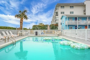 Piscine extérieure en saison