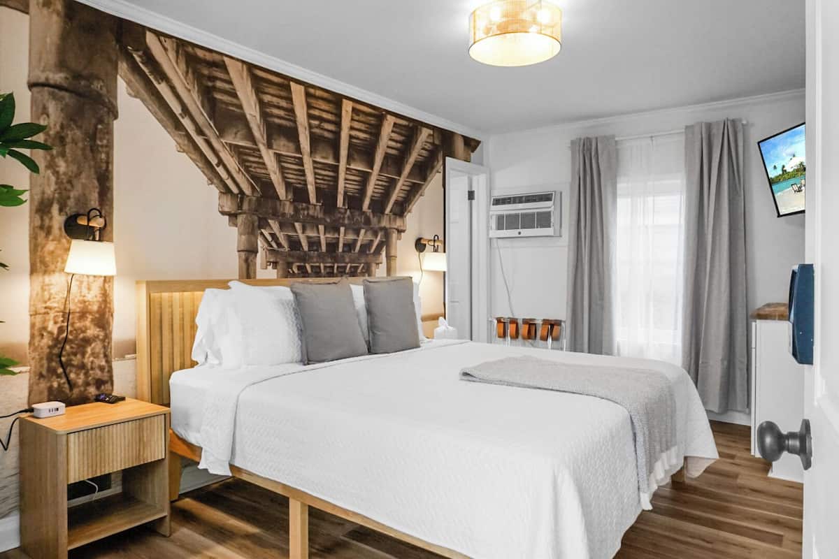 Habitación individual Confort, 1 cama King size, para no fumadores, vista a la alberca | Wifi gratis y ropa de cama