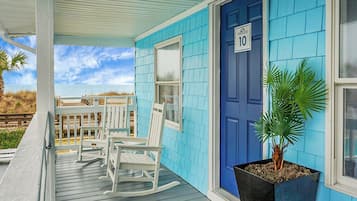 Suite estudio Confort, 2 camas Queen size, vista parcial al océano, frente al mar | Terraza o patio