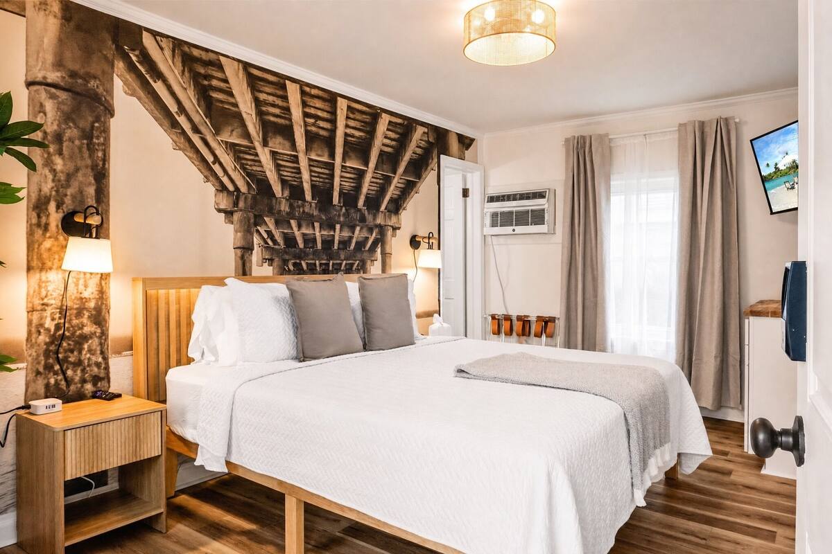 Comfort Single Room, 1 King Bed, Non Smoking | WiFi (free), bed sheets