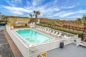 Una piscina al aire libre de temporada