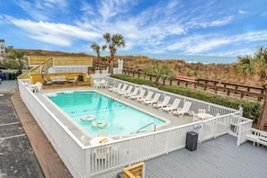 Piscine extérieure en saison