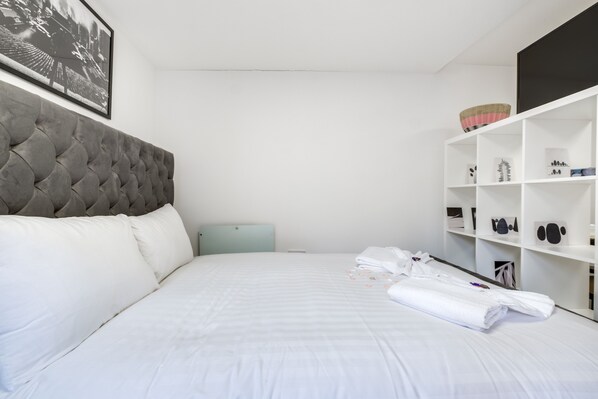 1 غرفة نوم ومكواة/لوح كي وملاءات أسرّة