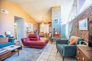 Living area - Master's Week Getaway! (Augusta)