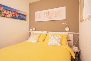 2 عدّة غرف نوم وم�كواة/لوح كي وواي فاي وملاءات أسرّة