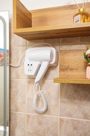 تجهيزات دش، مجففات شعر، مراحيض شطف، مناشف