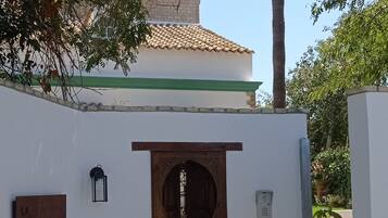 Vista frontal de la propiedad