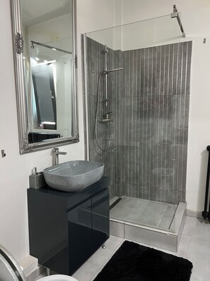 Shower, hair dryer, towels, soap - Charming 2-bedroom apartment with WiFi, AC in amazing București (București)