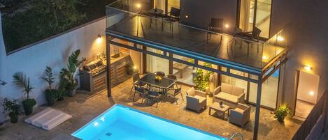 تناول الطعام بالخارج