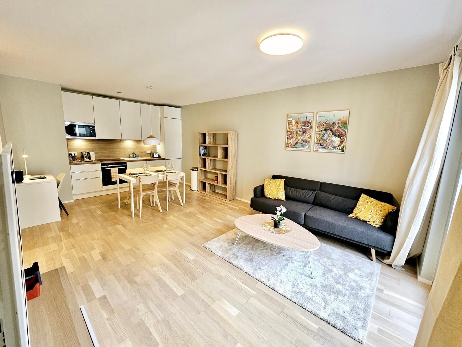 Un apartamento moderno con cocina, comedor y sala de estar.