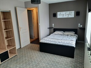 3 bedrooms, iron/ironing board, WiFi, bed sheets