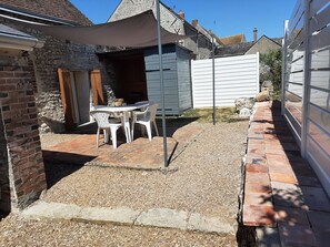 Outdoor dining - Chez Robert (Cloyes-les-Trois-Rivières)