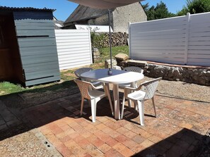 Outdoor dining - Chez Robert (Cloyes-les-Trois-Rivières)