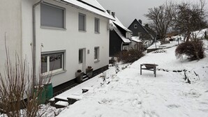 Ein Wohngebiet mit schneebedecktem Boden und Häusern.