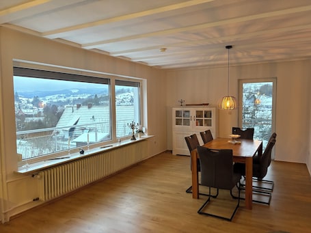 Dining. Vacation apartment near great hiking trails and ski areas