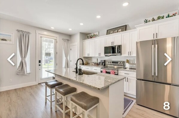 冷蔵庫、電子レンジ、オーブン、コンロ