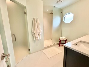 Shower, hair dryer, towels, soap - Designer’s modern nature retreat in West Austin’s prestigious Eanes ISD (Austin)