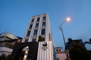 Un bâtiment d’h ôtel doté d’une façade moderne, d’une entrée imposante et d’un lampadaire.