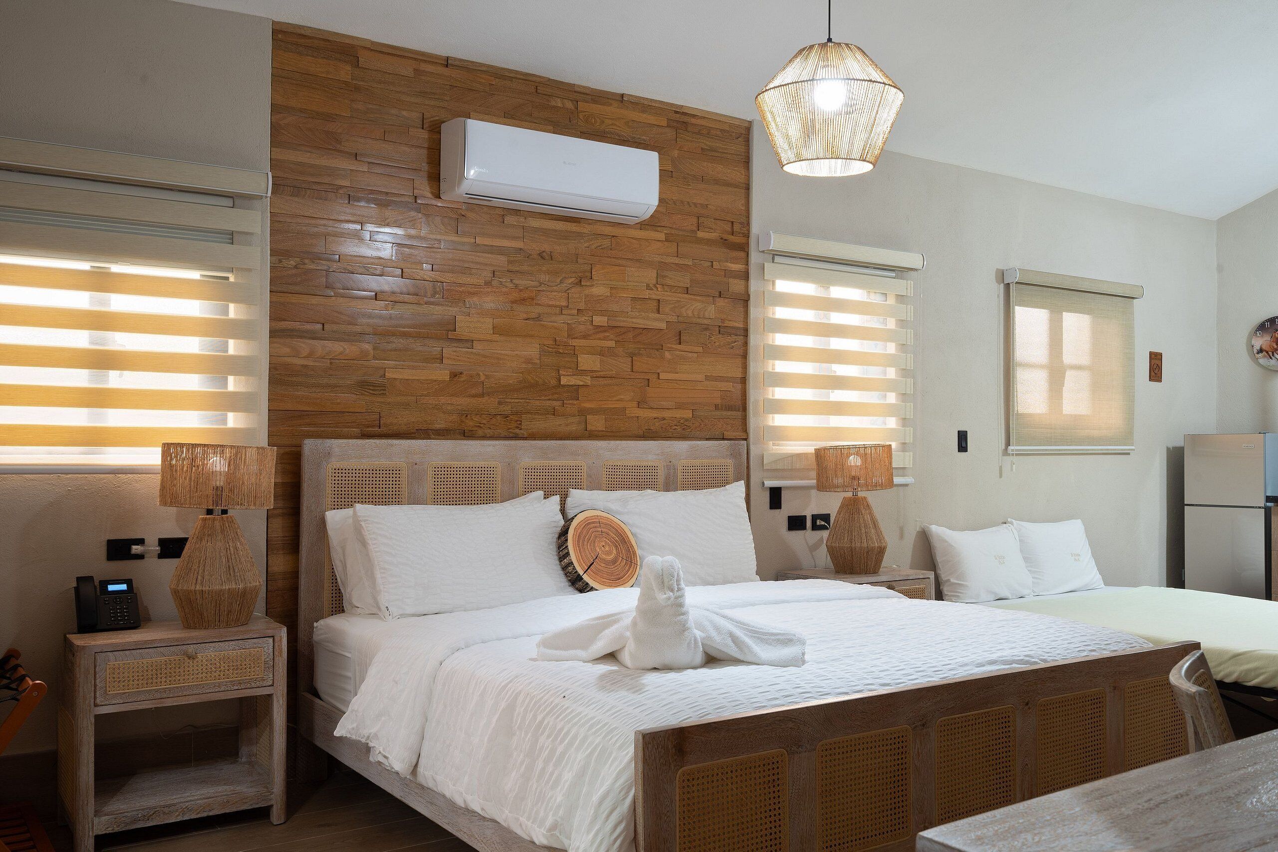 Studio Basic | Brankas, meja kerja, ruang kerja ramah laptop, dan setrika/meja setrika