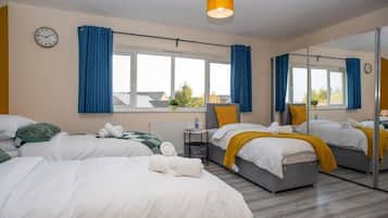 4 bedrooms, iron/ironing board, internet, bed sheets