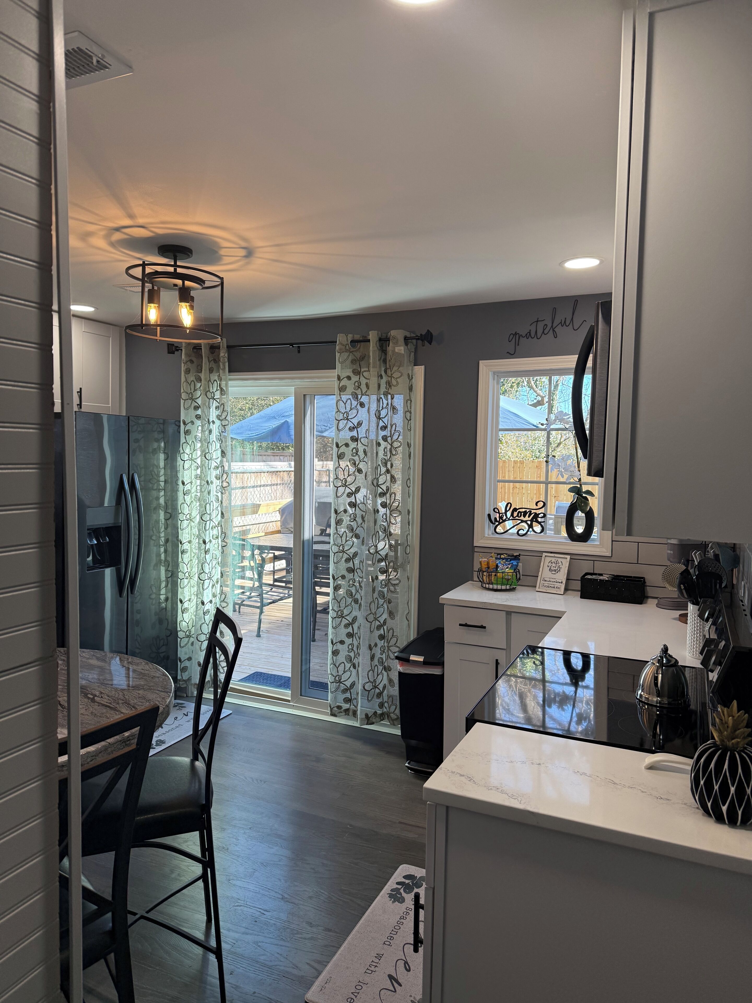 冷蔵庫、電子レンジ、オーブン、コンロ