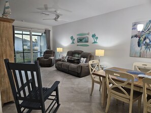 TV - New Vills, close to our Amazing Gulf beaches, bikes, beach chairs, and 2 car garage. (Englewood)