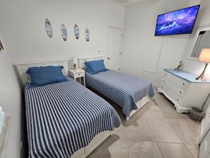 3 bedrooms, iron/ironing board, WiFi, bed sheets - New Vills, close to our Amazing Gulf beaches, bikes, beach chairs, and 2 car garage. (Englewood)