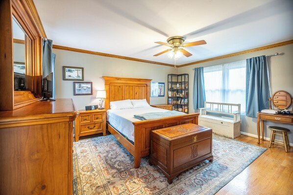 5 bedrooms, iron/ironing board, WiFi, bed sheets