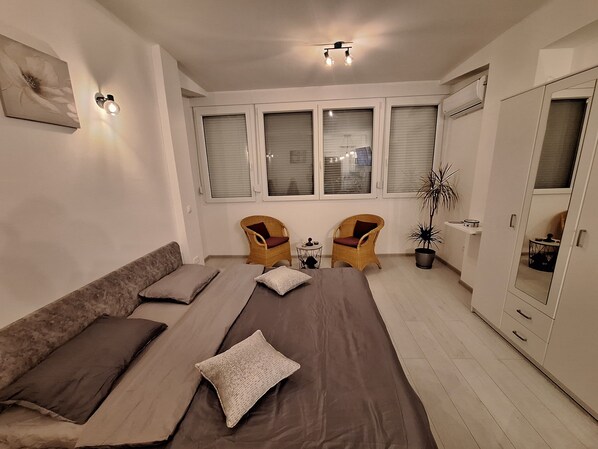 مكواة/لوح كي وخدمة الإنترنت وملاءات أسرّة