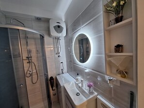 Dusche, kostenlose Toilettenartikel, Haartrockner, Handtücher