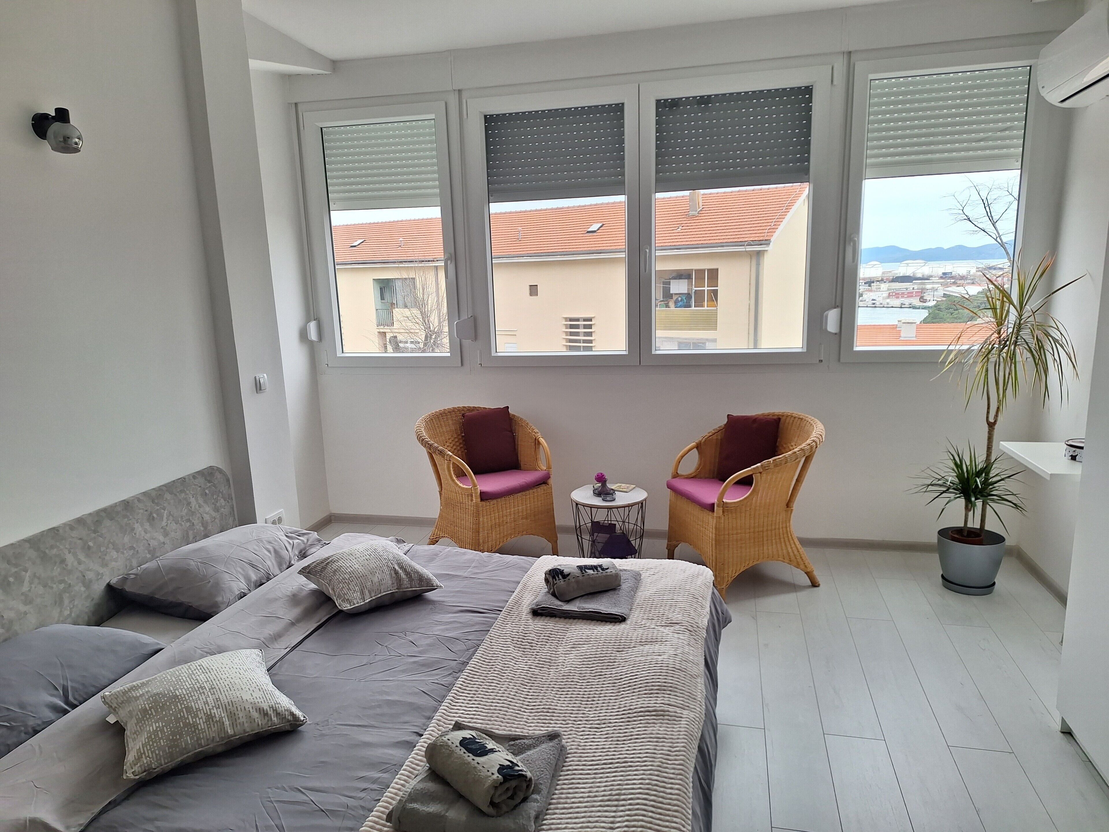 Strykejern/-brett, internettilgang og sengetøy